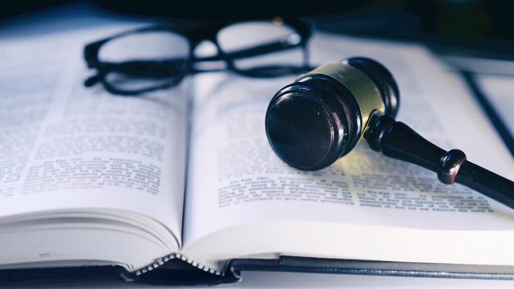 Heute möchte ich Ihnen einige zentrale schulrechtlich bzw. schulnahe Entscheidungen vorstellen. Auch wenn nicht jede Entscheidung aus dem Saarland stammt, sind die Maßstäbe insbesondere der Bundesgerichte bundesweit prägend und in der Praxis häufig gut argumentativ nutzbar.