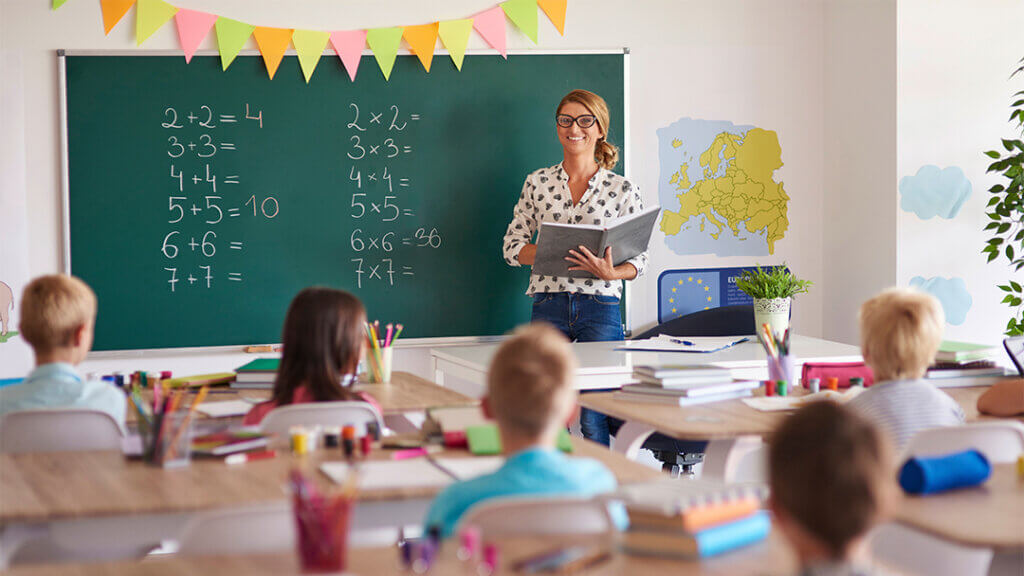 Unterrichtsstörungen gehören zum Schulalltag – in jeder Schulform, in jeder Jahrgangsstufe. Sie sind kein Zeichen von persönlichem Versagen, sondern Ausdruck komplexer Dynamiken im Klassenzimmer. Entscheidend ist daher nicht, ob Störungen auftreten, sondern wie wir damit umgehen.